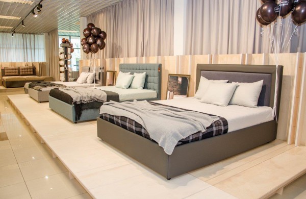 Čiužinių gamintoja įmonė „Lonas“ gimtadienio proga atnaujino parduotuvę Kaune