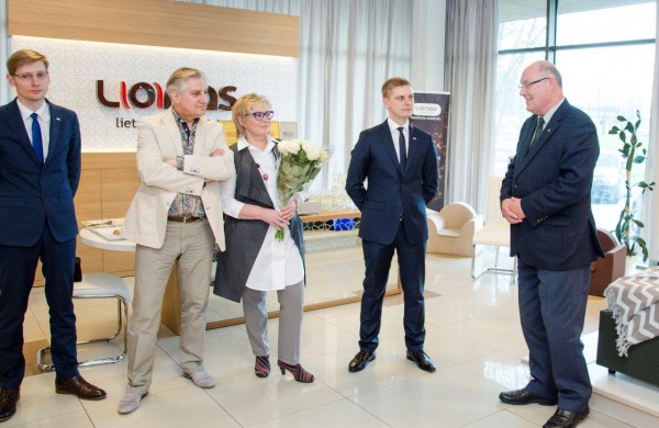 Čiužinių gamintoja įmonė „Lonas“ gimtadienio proga atnaujino parduotuvę Kaune