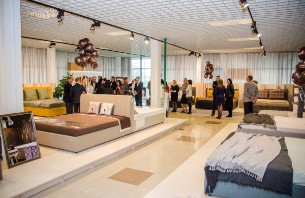 Čiužinių gamintoja įmonė „Lonas“ gimtadienio proga atnaujino parduotuvę Kaune