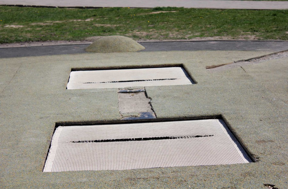 Vaikų žaidimų aikštelėje supjaustyti batutai