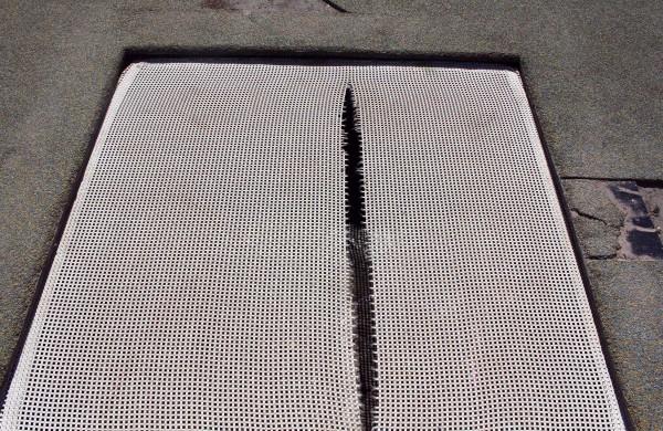 Vaikų žaidimų aikštelėje supjaustyti batutai