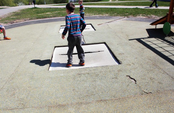 Vaikų žaidimų aikštelėje supjaustyti batutai