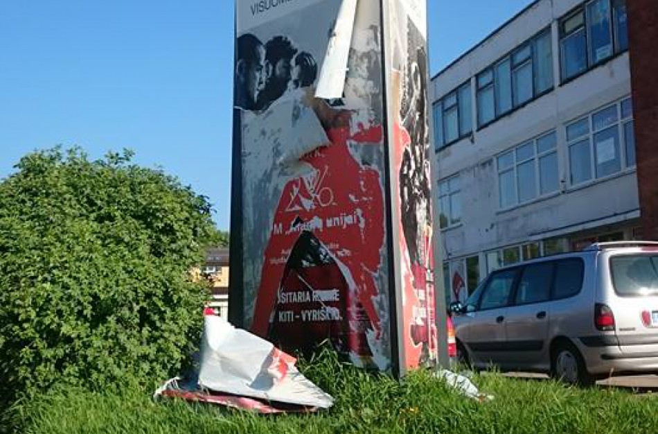 Jonavietis Andrius Lobovas nuplėšė lauko stenduose iškabintus alų reklamuojančius plakatus