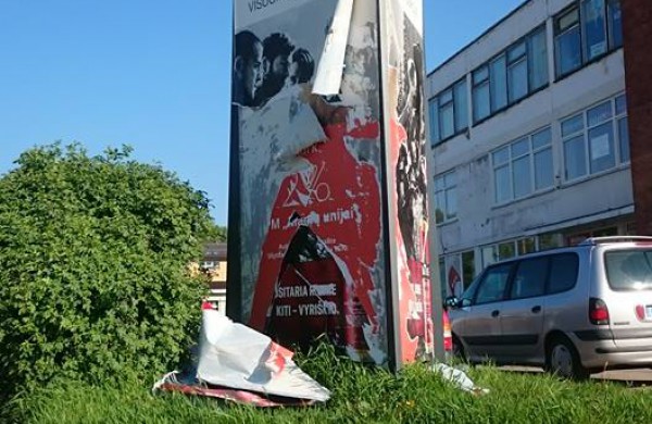 Jonavietis Andrius Lobovas nuplėšė lauko stenduose iškabintus alų reklamuojančius plakatus