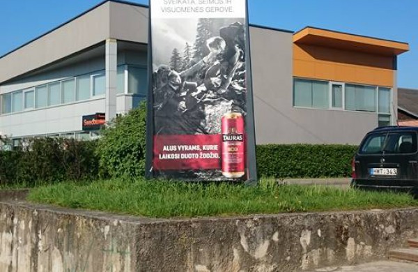 Jonavietis Andrius Lobovas nuplėšė lauko stenduose iškabintus alų reklamuojančius plakatus