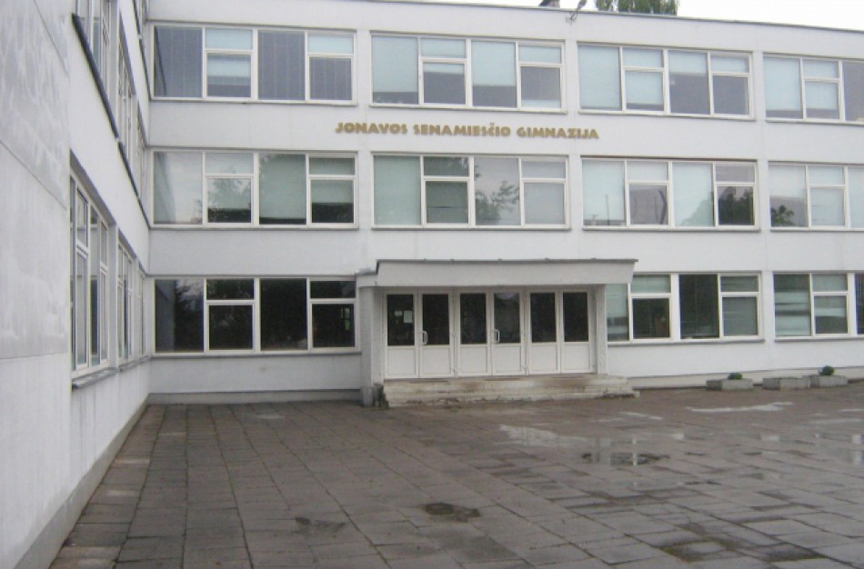 Senamiesčio gimnazijos švarkų emblemos – tik pas vienintelį Jonavos sukirpėją?