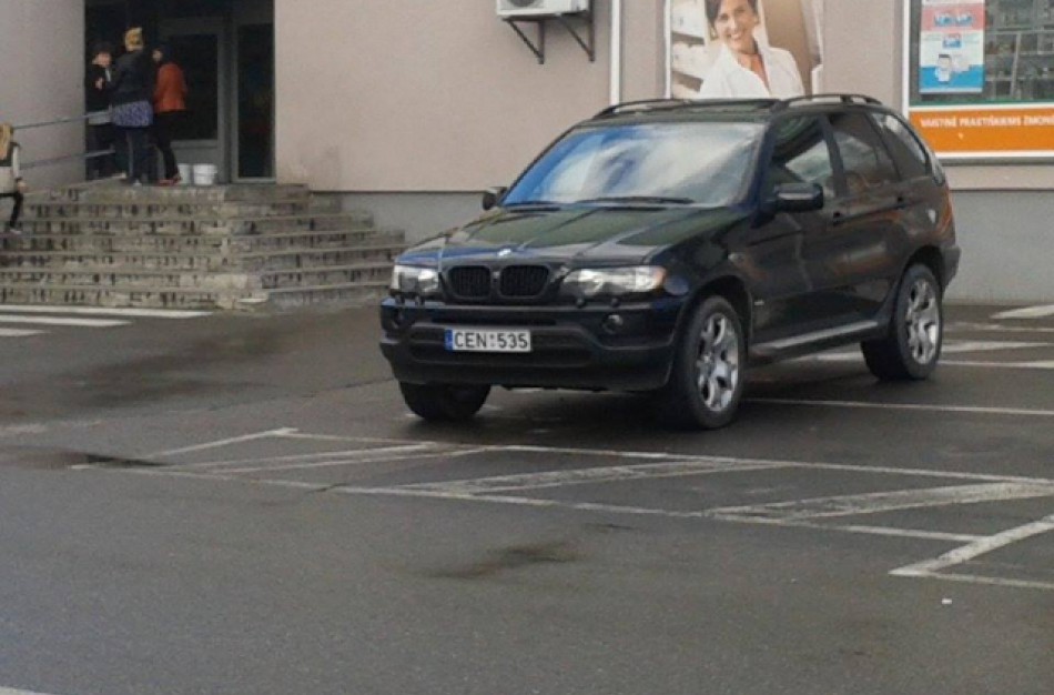 Užėmė dvi neįgaliųjų vietas