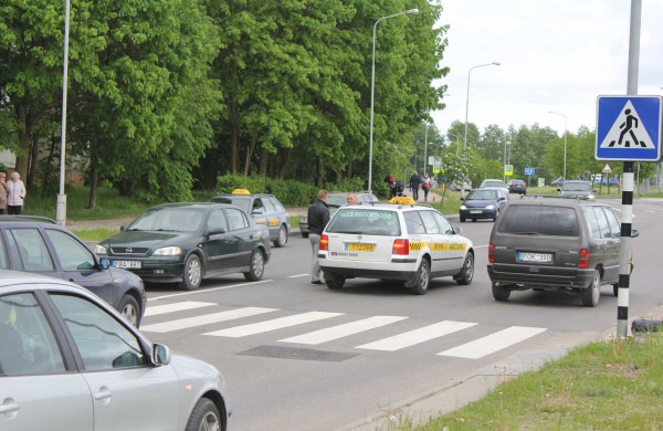 Taksi automobilis partrenkė per pėsčiųjų perėją ėjusį mažametį