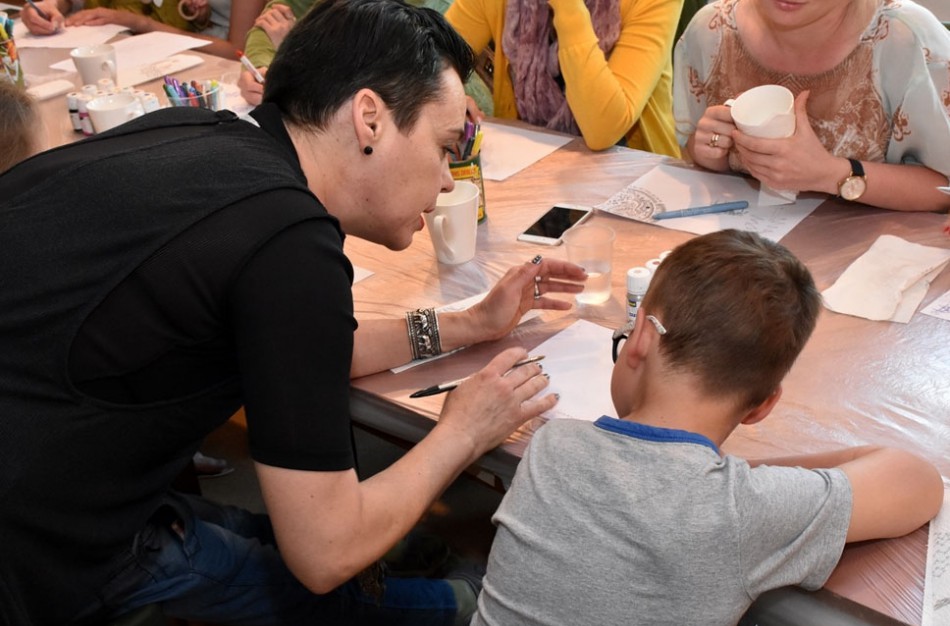 Meno galerijoje viešėjusi Nomeda Marčėnaitė  jonaviečius mokė dekoruoti puodelius