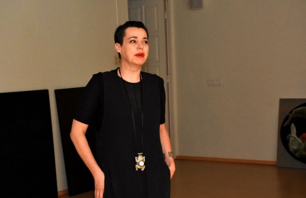 Meno galerijoje viešėjusi Nomeda Marčėnaitė  jonaviečius mokė dekoruoti puodelius