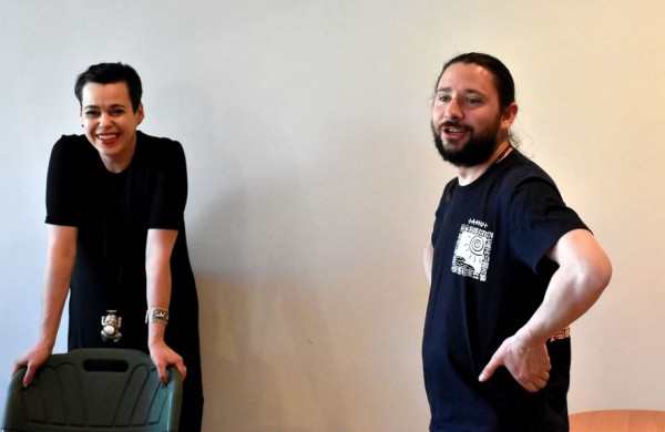 Meno galerijoje viešėjusi Nomeda Marčėnaitė  jonaviečius mokė dekoruoti puodelius