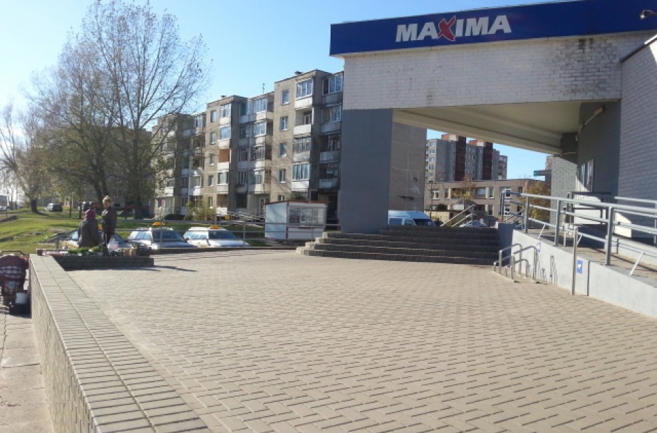 Kodėl prie "Maximos" vietas automobiliams užima taksi?