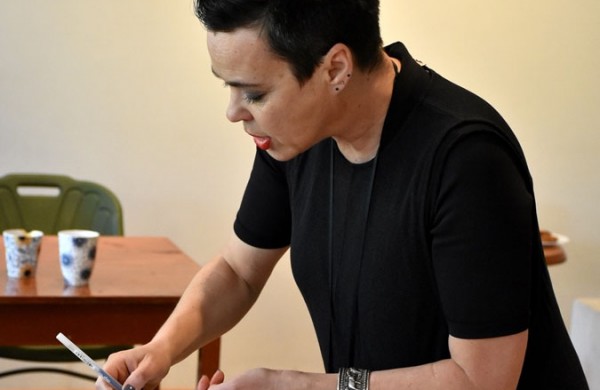 Meno galerijoje viešėjusi Nomeda Marčėnaitė  jonaviečius mokė dekoruoti puodelius
