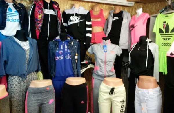 Įkliuvo drabužių klastotes pardavinėję Jonavos turgaus prekeiviai