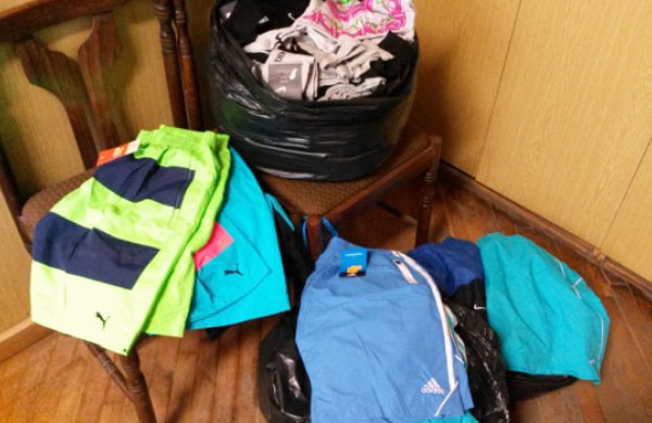 Įkliuvo drabužių klastotes pardavinėję Jonavos turgaus prekeiviai