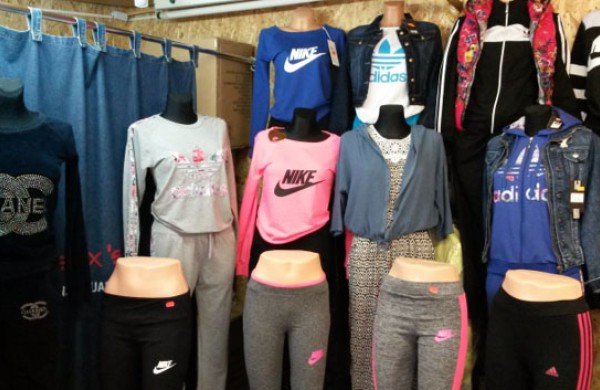 Įkliuvo drabužių klastotes pardavinėję Jonavos turgaus prekeiviai