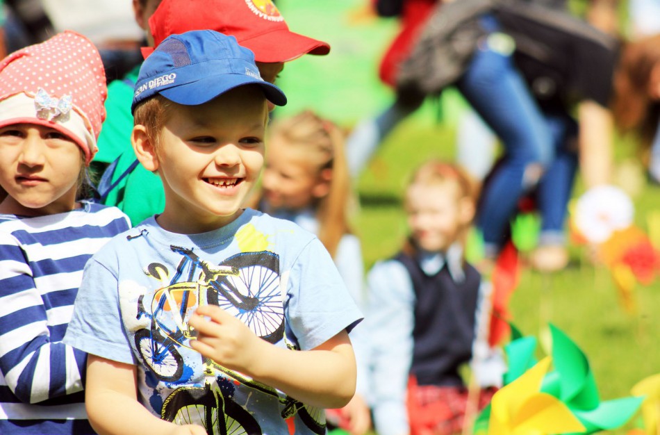 Ramybės skvere vaikai pasodino spalvotų gėlių pievą