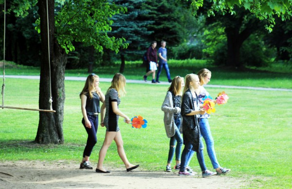 Ramybės skvere vaikai pasodino spalvotų gėlių pievą