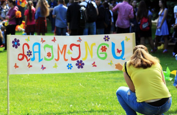 Ramybės skvere vaikai pasodino spalvotų gėlių pievą