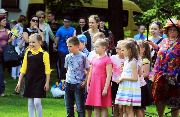 Ramybės skvere vaikai pasodino spalvotų gėlių pievą