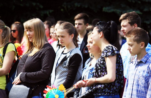 Ramybės skvere vaikai pasodino spalvotų gėlių pievą