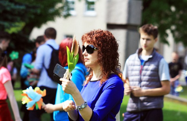 Ramybės skvere vaikai pasodino spalvotų gėlių pievą