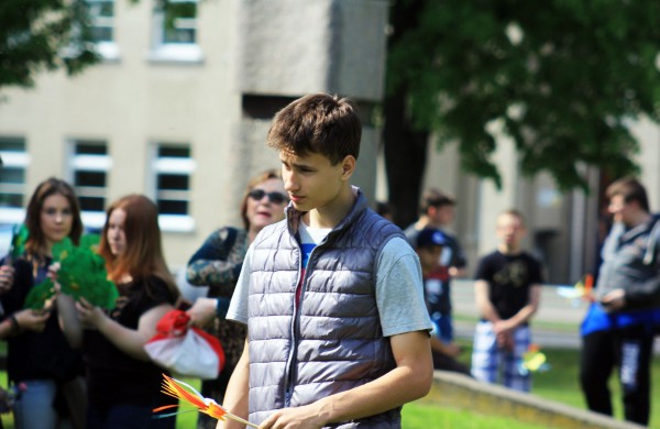 Ramybės skvere vaikai pasodino spalvotų gėlių pievą