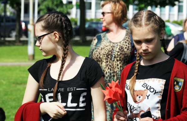 Ramybės skvere vaikai pasodino spalvotų gėlių pievą