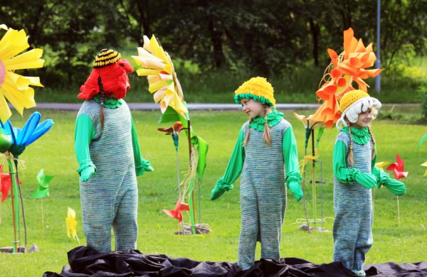 Ramybės skvere vaikai pasodino spalvotų gėlių pievą