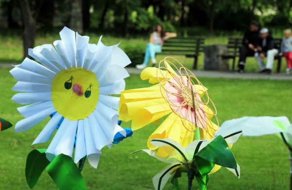 Ramybės skvere vaikai pasodino spalvotų gėlių pievą