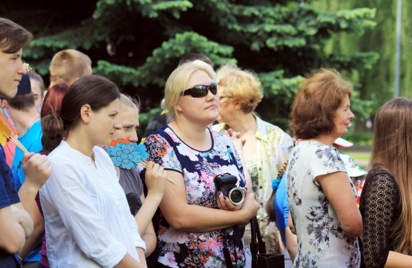 Ramybės skvere vaikai pasodino spalvotų gėlių pievą