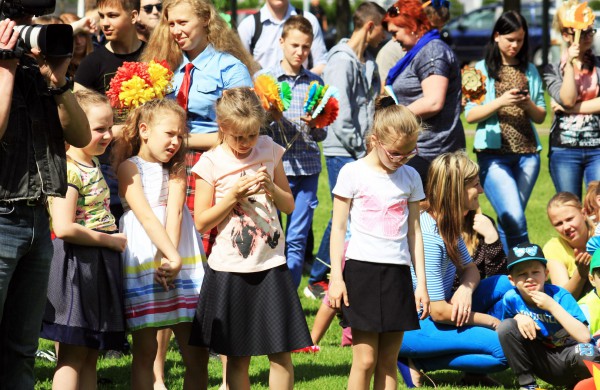 Ramybės skvere vaikai pasodino spalvotų gėlių pievą