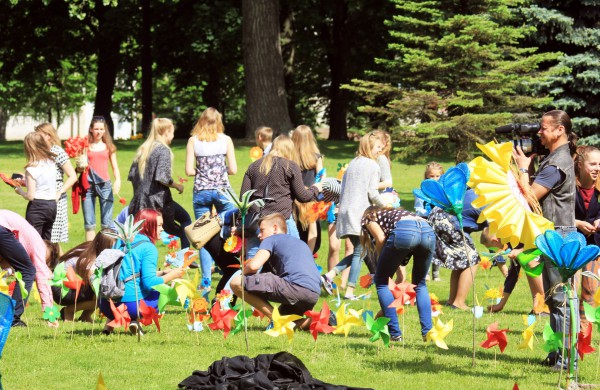 Ramybės skvere vaikai pasodino spalvotų gėlių pievą