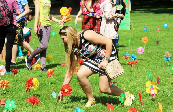 Ramybės skvere vaikai pasodino spalvotų gėlių pievą