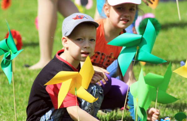 Ramybės skvere vaikai pasodino spalvotų gėlių pievą