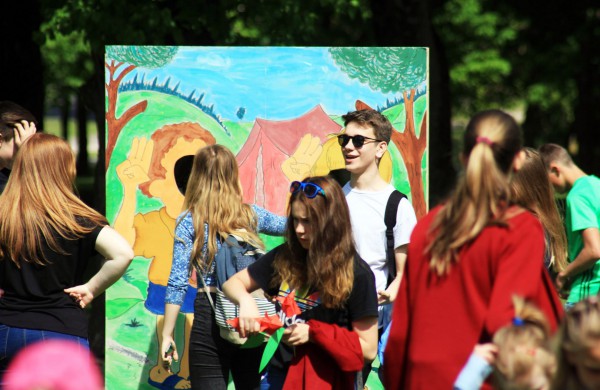 Ramybės skvere vaikai pasodino spalvotų gėlių pievą