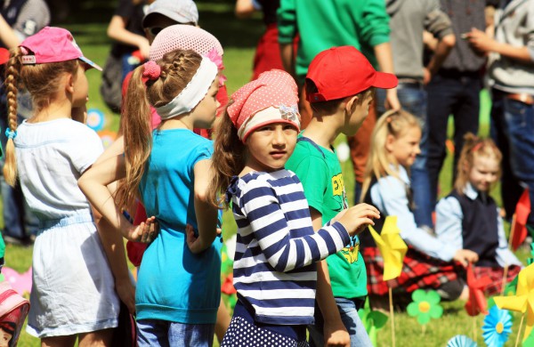Ramybės skvere vaikai pasodino spalvotų gėlių pievą