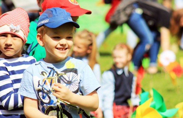 Ramybės skvere vaikai pasodino spalvotų gėlių pievą