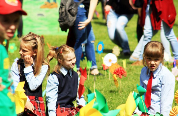 Ramybės skvere vaikai pasodino spalvotų gėlių pievą