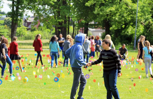 Ramybės skvere vaikai pasodino spalvotų gėlių pievą