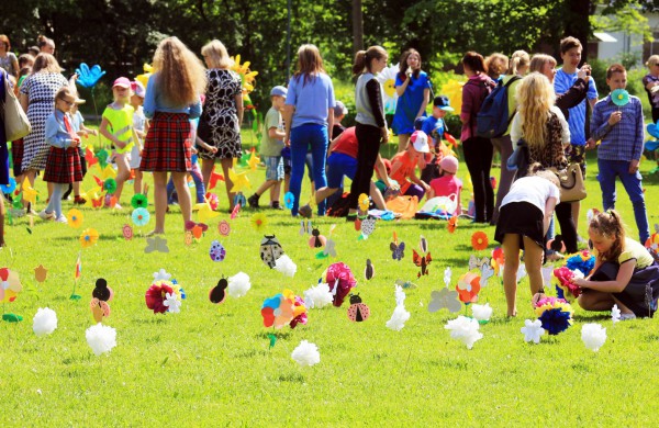 Ramybės skvere vaikai pasodino spalvotų gėlių pievą