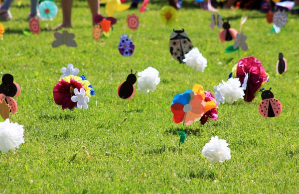 Ramybės skvere vaikai pasodino spalvotų gėlių pievą