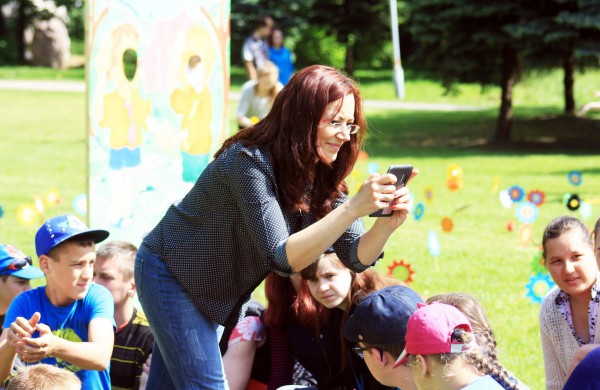 Ramybės skvere vaikai pasodino spalvotų gėlių pievą