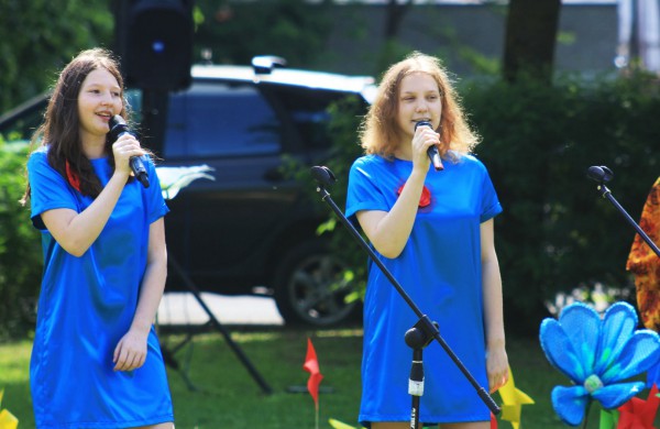 Ramybės skvere vaikai pasodino spalvotų gėlių pievą