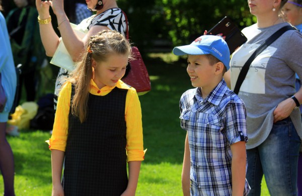 Ramybės skvere vaikai pasodino spalvotų gėlių pievą