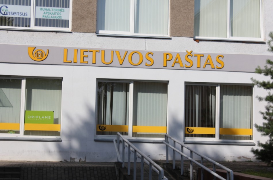 Kortelėmis atsiskaityti negalima nei mokant komunalinius mokesčius, nei pašte