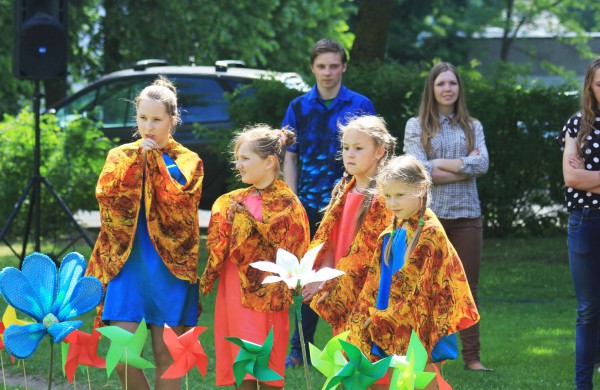 Ramybės skvere vaikai pasodino spalvotų gėlių pievą