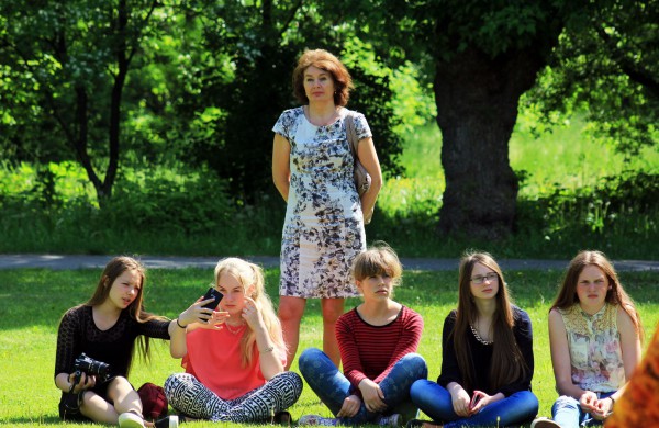 Ramybės skvere vaikai pasodino spalvotų gėlių pievą