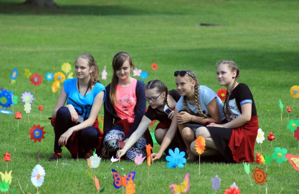 Ramybės skvere vaikai pasodino spalvotų gėlių pievą