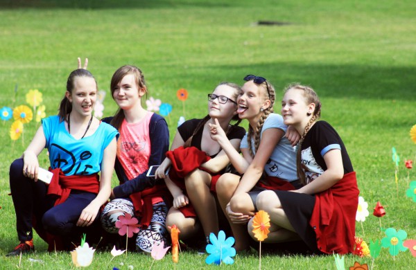 Ramybės skvere vaikai pasodino spalvotų gėlių pievą